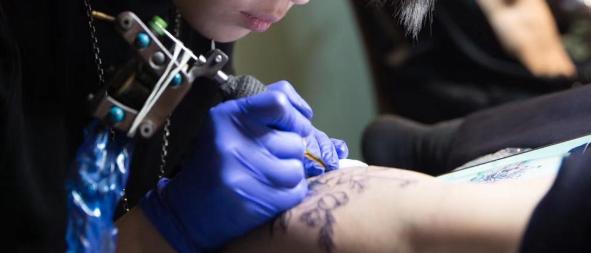 打耳洞有可能感染艾滋病吗,穿耳洞纹身会得艾滋病吗