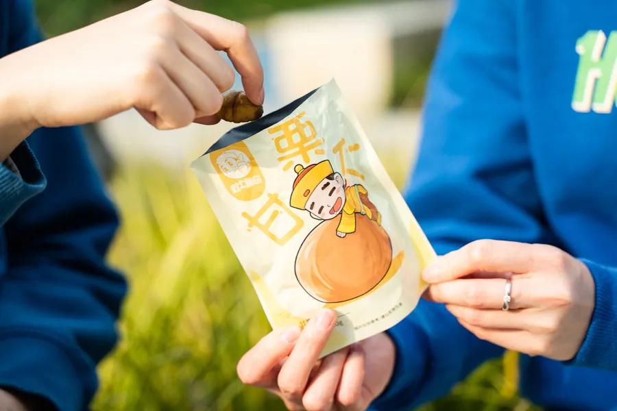 在李佳琪直播间买零食，是个划算的选择吗？