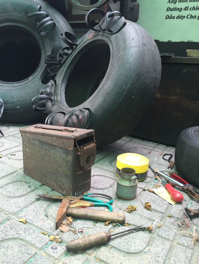 越南80岁国宝工匠旧轮胎制鞋，同胞嫌弃，却被中国人4个月卖光