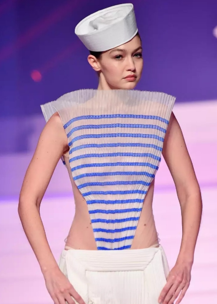 吉吉哈迪德惊艳的照片,吉吉哈迪德露脐装图片