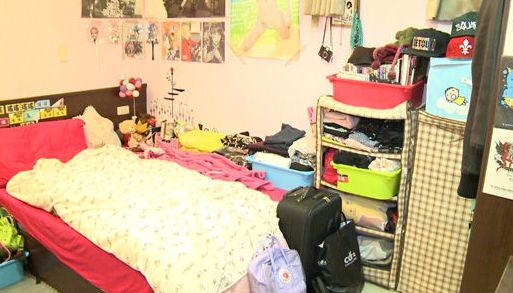 女星在无窗的小房间蜗居8年，曾因太节俭被男友甩，如今终于搬家