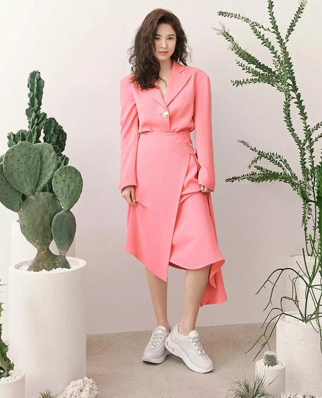 宋慧乔穿长筒黑皮靴,宋慧乔终于穿蕾丝裙了图片