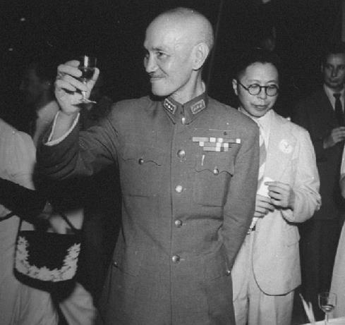 国军司令嘲讽红军政委是学生，政委冷笑：你打得过我吗