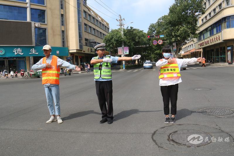 民勤交警开展交通安全警示教育,交警夏季道路交通安全宣传工作