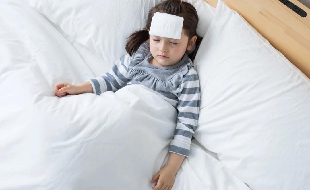 宝宝退烧药是喝美林还是喝泰诺林,孩子发热到38了要吃退烧药吗