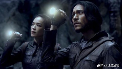 鬼吹灯人点蜡烛,为什么进古墓要在东南角点蜡烛