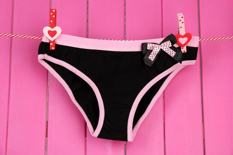 短裤上有黄色东西是怎么回事,女生短裤上有黄色结块物正常吗