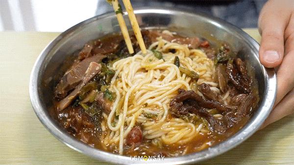 藏在水库的“阿姨街”,人均20块胖成猪