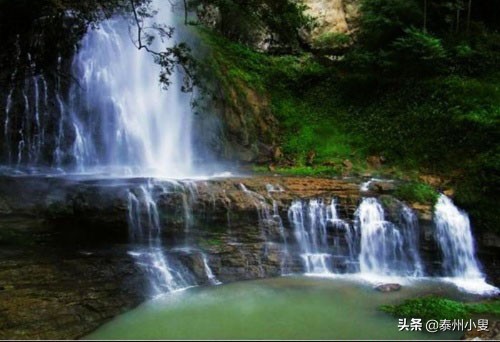 溪流纵横山河终向海,沟壑纵横自然景观