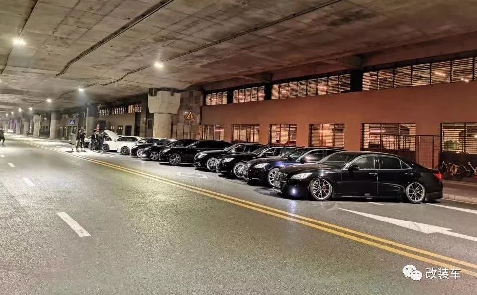 14代丰田皇冠改色,14代丰田皇冠颜值如何