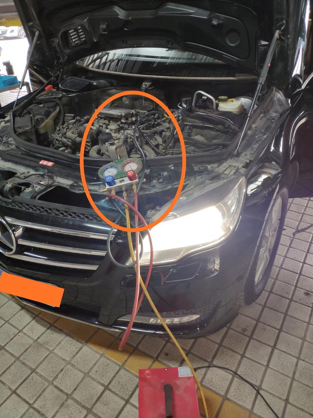 奔驰r350发动机后部漏水维修案例,奔驰r350最外侧水箱怎么拆解