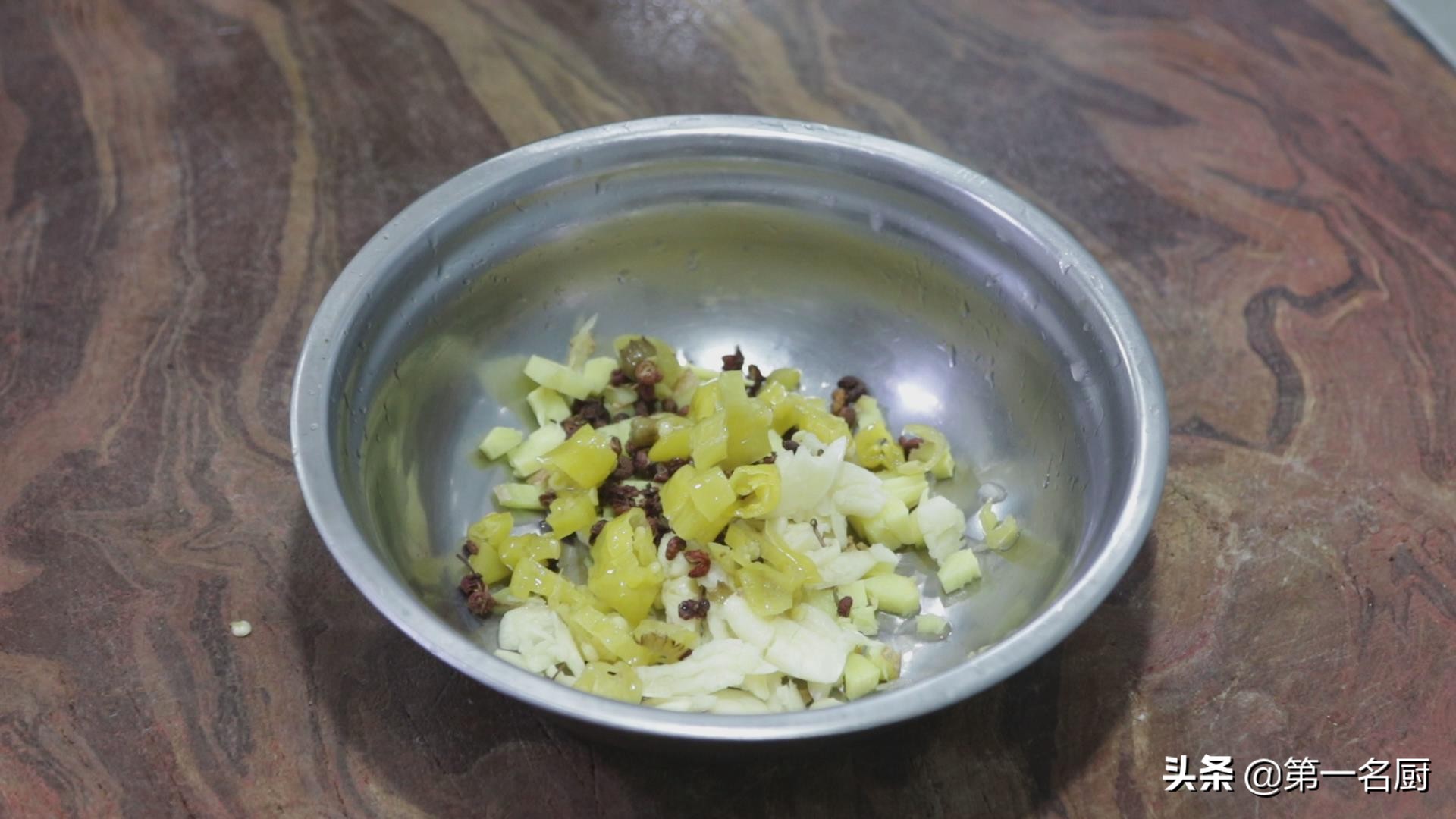 鲤鱼好吃有诀窍，做出来肉质嫩滑，汤鲜味美，一顿多吃两碗饭