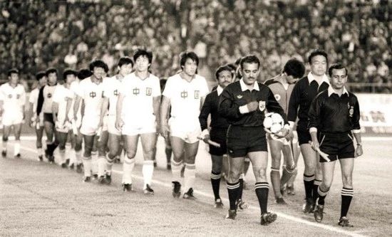 从顽劣少年到一代枭雄,从懵懂无知的顽童到青年