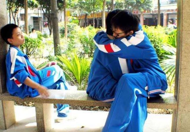 发现女儿有吻痕怎么教育,女孩颈部有吻痕父母怎样教育