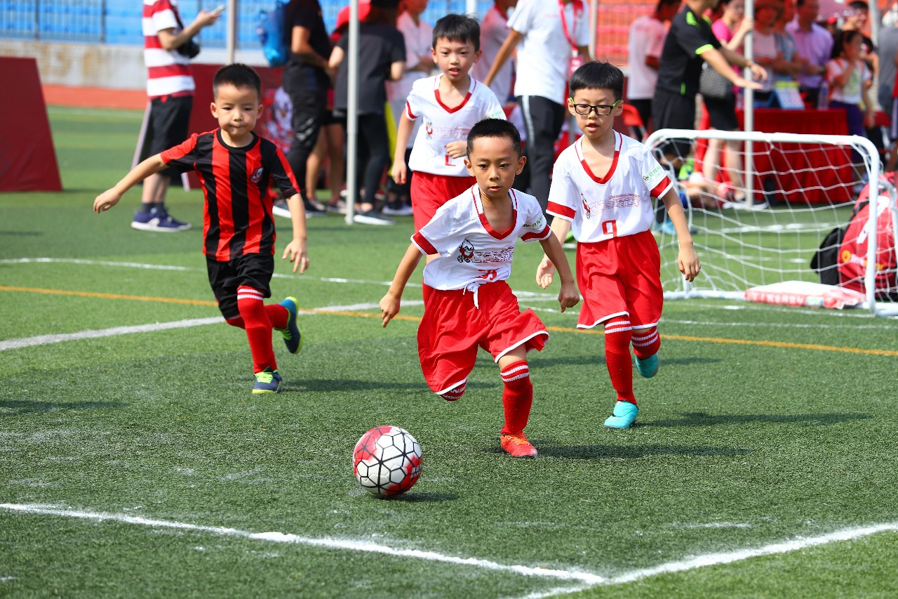 为了让更多孩子踢球，教育部也是拼了