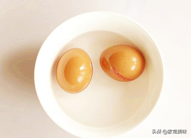 鸡蛋怎么水煮不会破壳又好剥,水煮鸡蛋怎么老是裂开