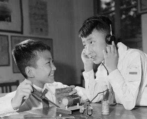 五十年代不用电的收音机,六七十年代的收音机需要电吗