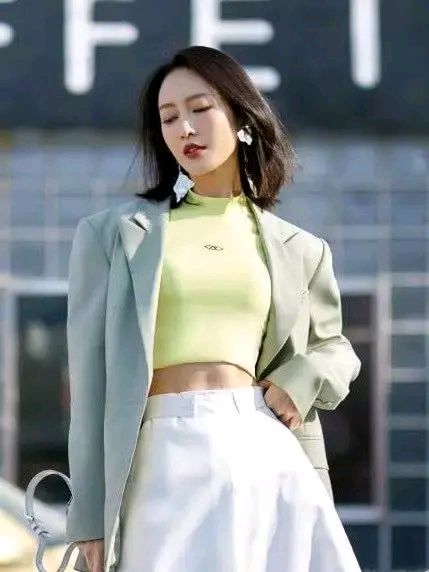 王鸥黄色雪纺衬衫搭白色西装裤,王鸥穿白色长裤