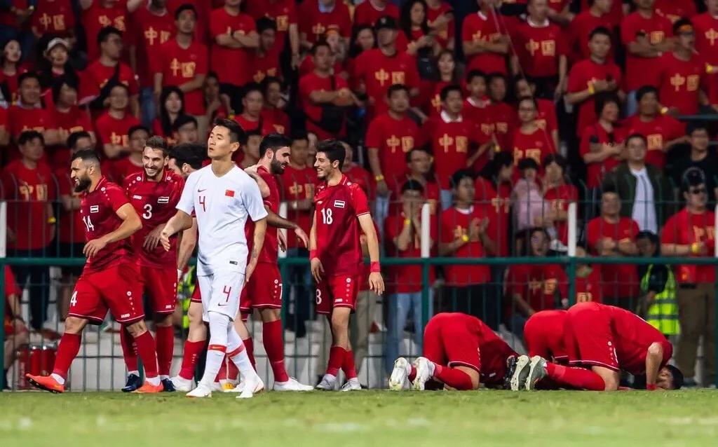 国足耻辱夜最大罪人，“恒大花臂哥”微博已被攻陷，周琦无辜躺枪