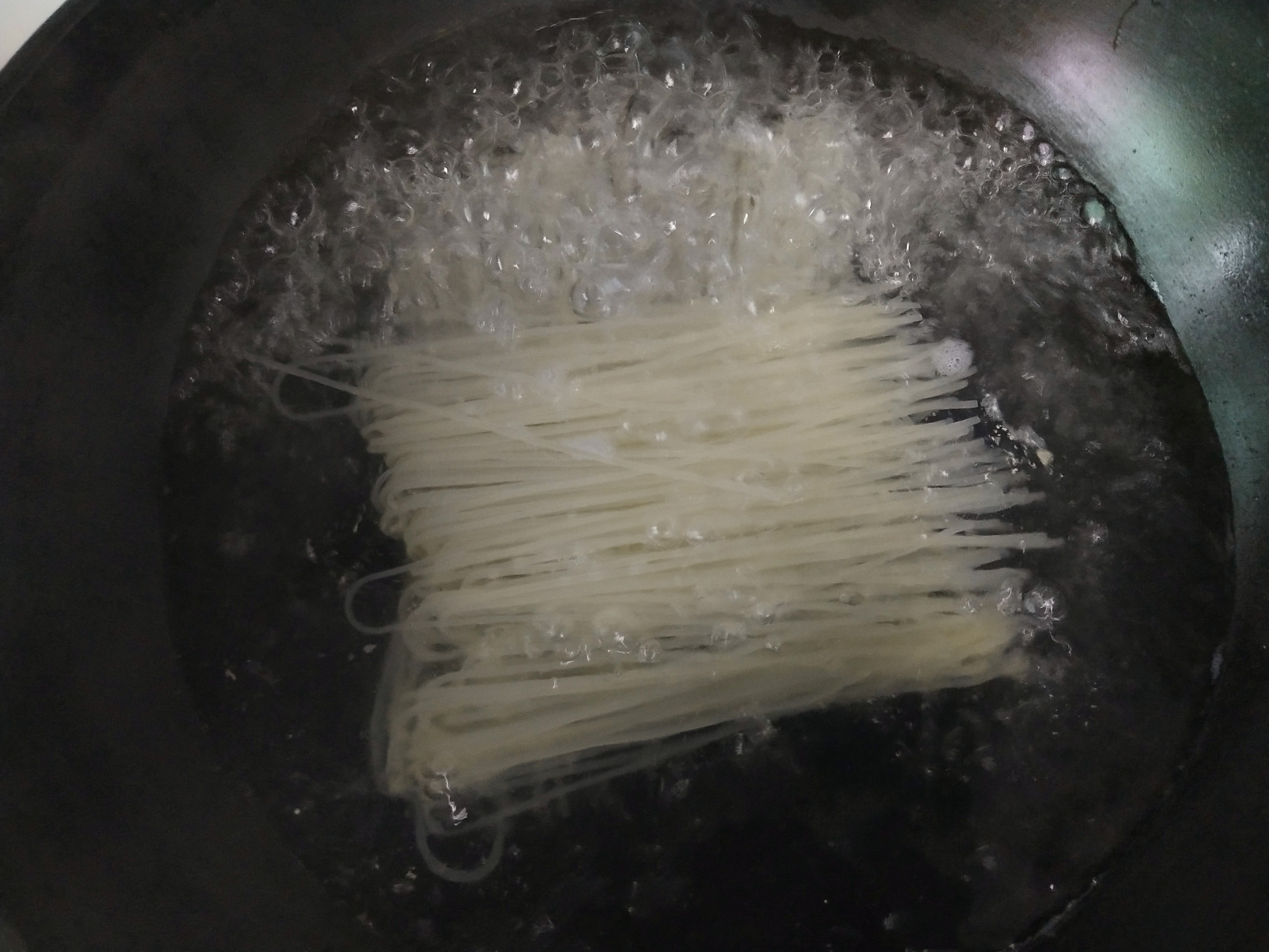 正宗的螺蛳粉特别香甜,正宗螺蛳粉试吃