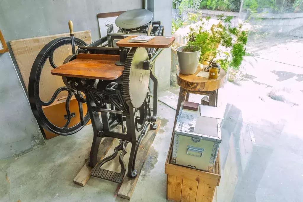 独此一家，机器跨越百年，户部山上的这家小店印出家乡生活的墨迹