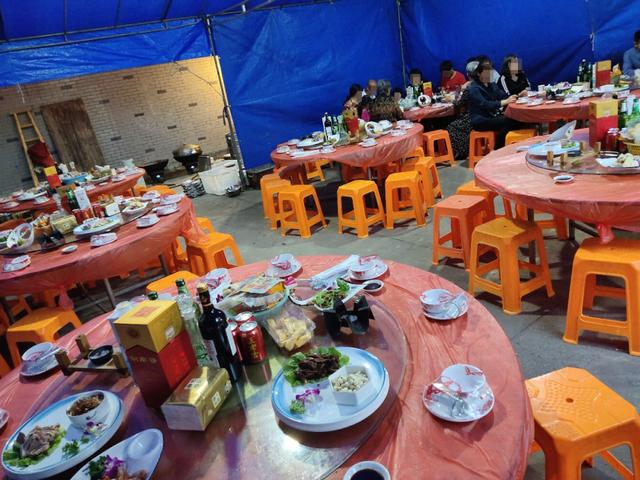 年年倒贴的过年饭，请还是不请？网友一句吐槽，评论区炸锅……