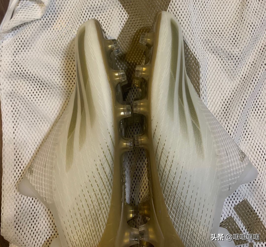 阿迪达斯足球鞋纯白猎鹰评测,阿迪达斯足球鞋xghosted实战