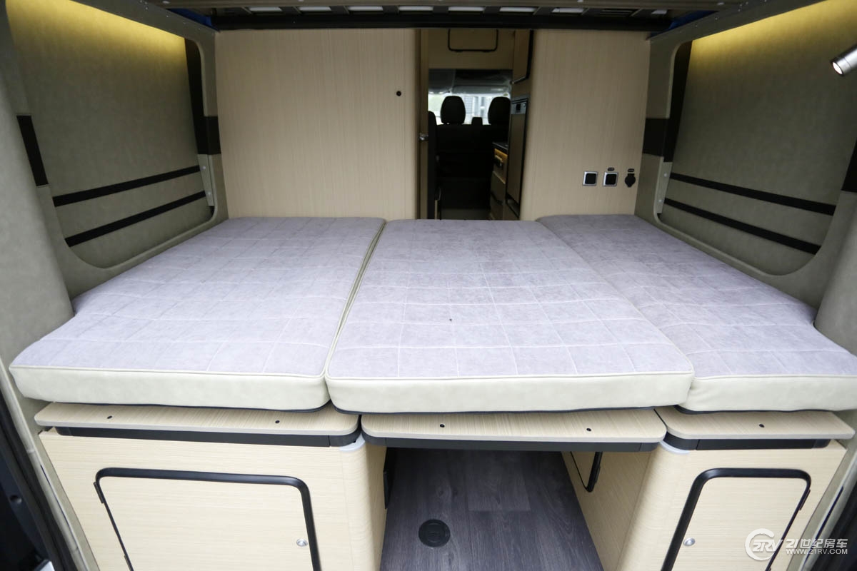 25万大通v90七座,大通v90自动挡5.95米长轴高顶房车