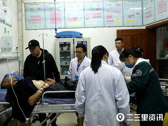 凯里车祸医生抢救,生死时速成功抢救急性心梗患者