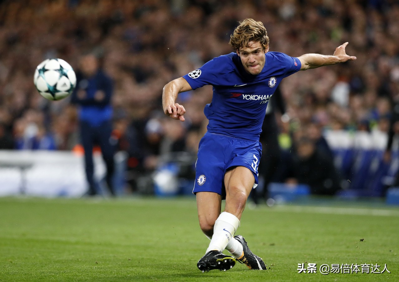 孔蒂切尔西三后卫体系,孔蒂偷看切尔西战术板