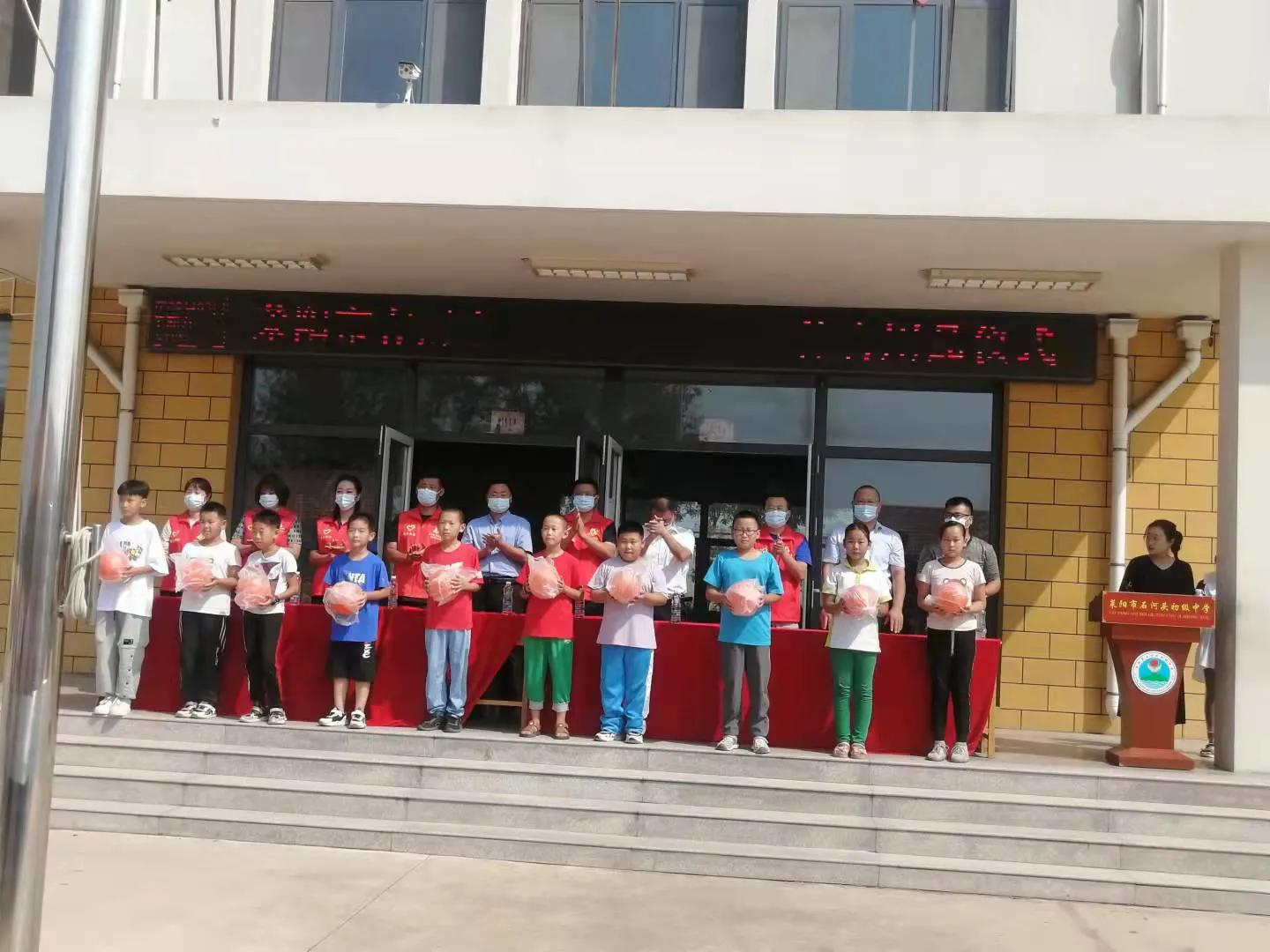 强身健体，助力抗疫——莱阳春雨志愿者向石河头中学捐赠体育用品