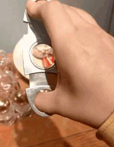 搞笑gif段子：这伴娘真胆肥呀，居然还敢这样堵门