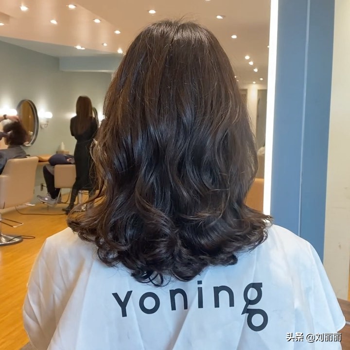 今年最流行羊毛卷中短发卷发,短发卷发推荐发量少羊毛卷