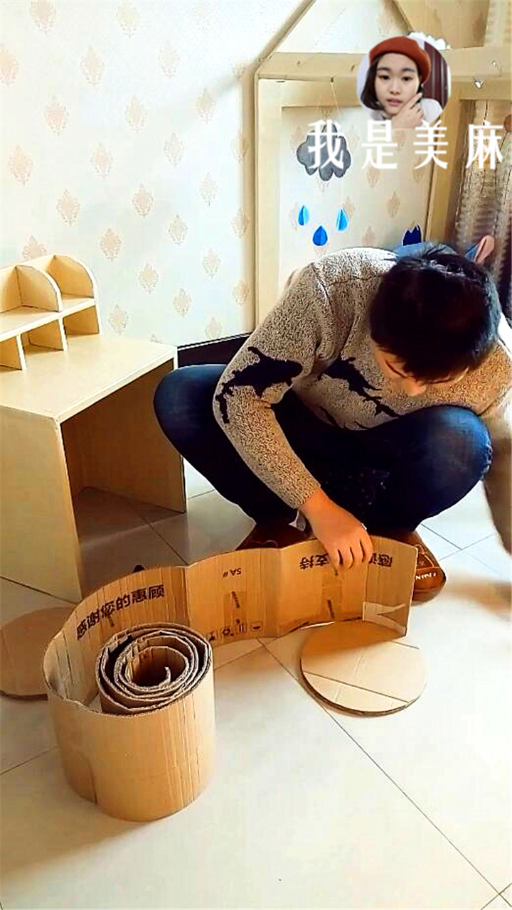 儿子用废纸箱做的手工,爸爸给孩子制作书桌