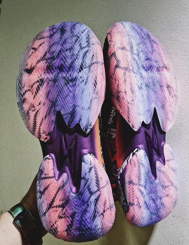 杜兰特哥斯拉球鞋,哥斯拉球鞋