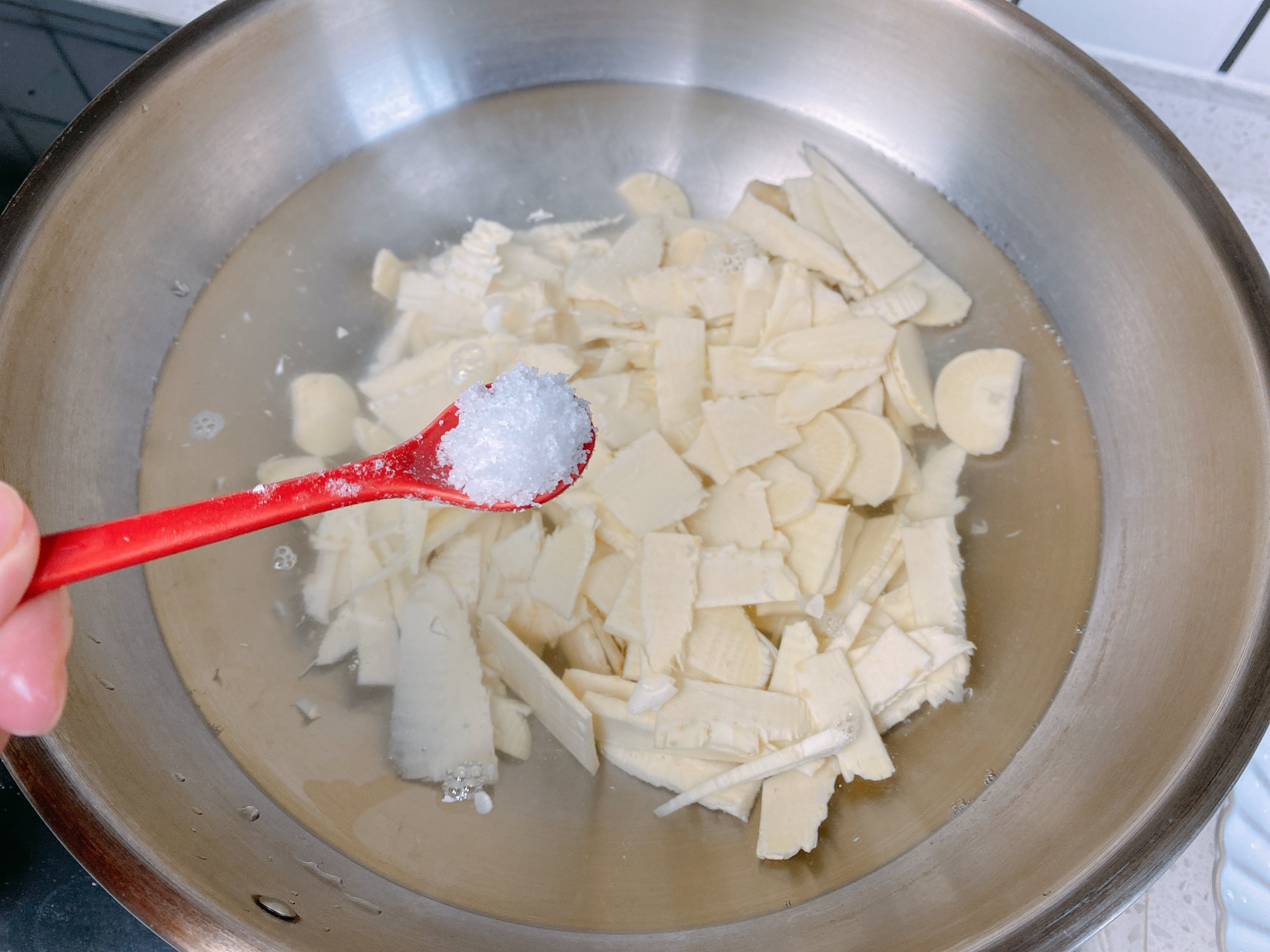 冬笋要不要焯水冬笋制作方法,冬笋煲汤冬笋没焯水有危害吗