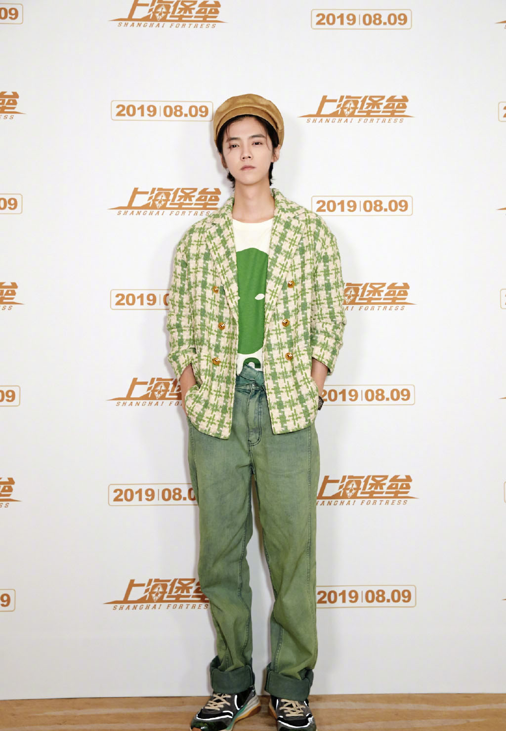 牛仔单品果真减龄，鹿晗牛仔外套搭条纹长裤，宛若少年模样