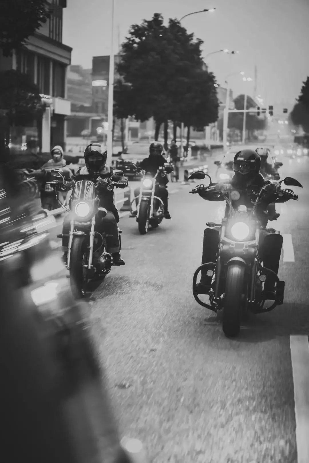 成都帅大叔卖周边,这群怕老婆的男人,偷拿私房钱也要买