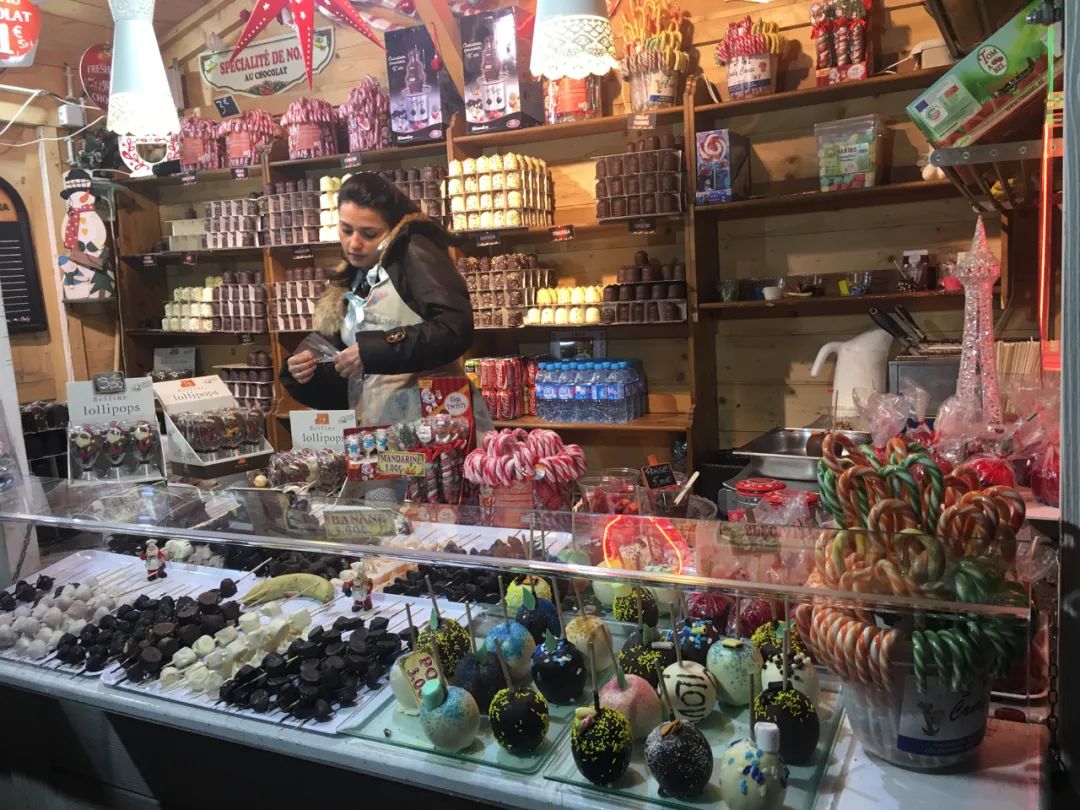 万人定闹钟早起云约早饭，为了去世界各地摆摊卖小吃做准备