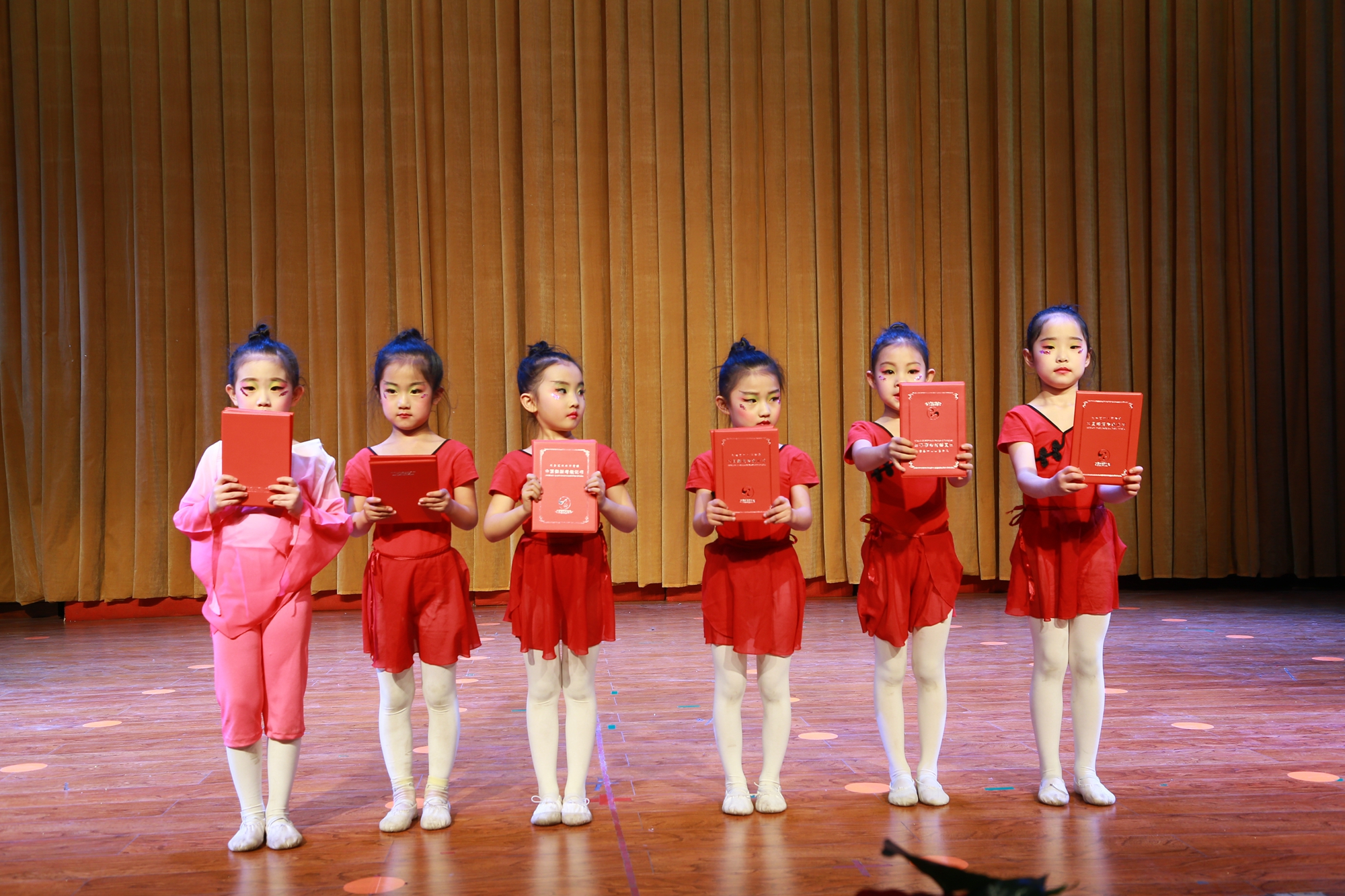 金鸡艺术《舞动人生梦想起航》专场晚会在青少年活动中心演出