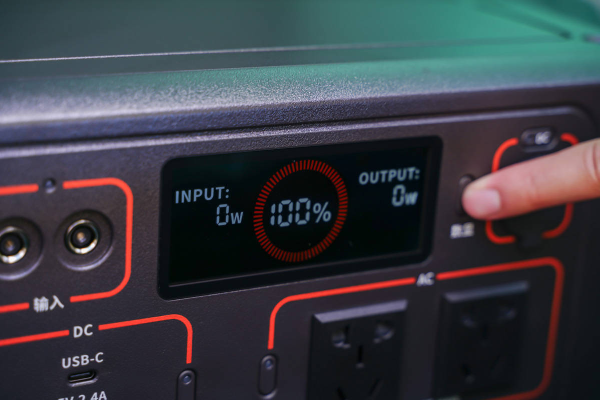 外出露营用电全靠它,电霸级别电小二户外电源1800W测评