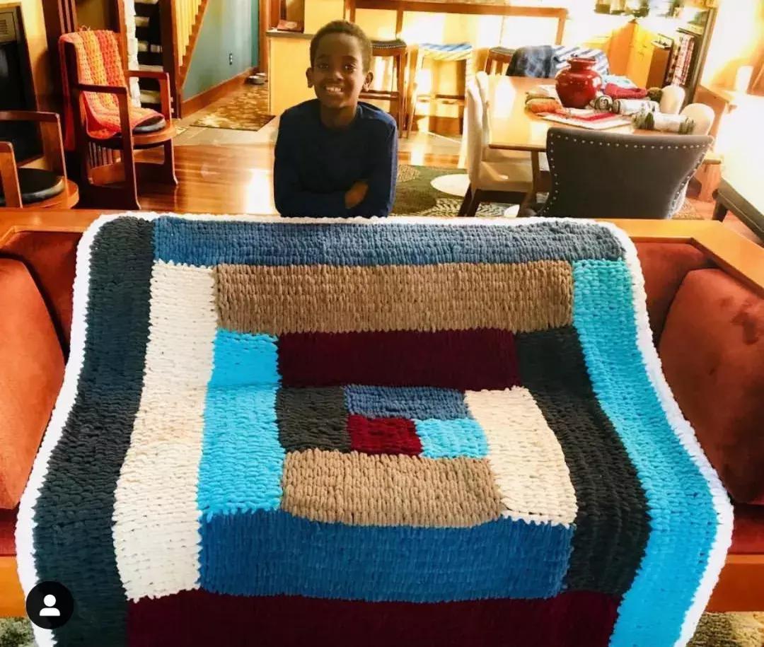 19万人看男生玩编织?从非洲弃婴到全美偶像,11岁男孩用6年逆袭人生...