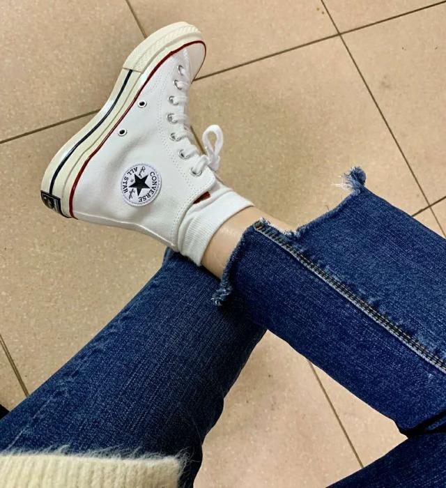 女士小白鞋的正确穿搭视频,小白鞋女如何搭配好看图