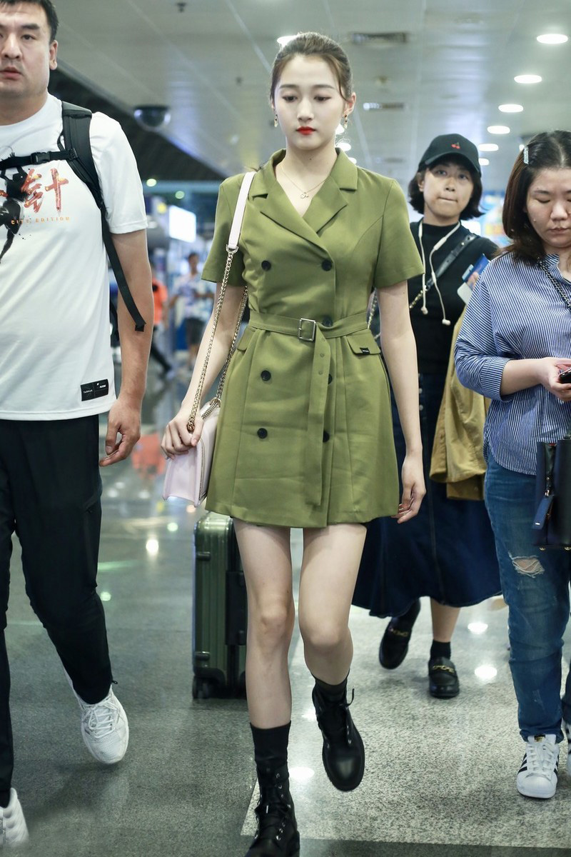 初秋降温太快,关晓彤服装秋冬穿搭