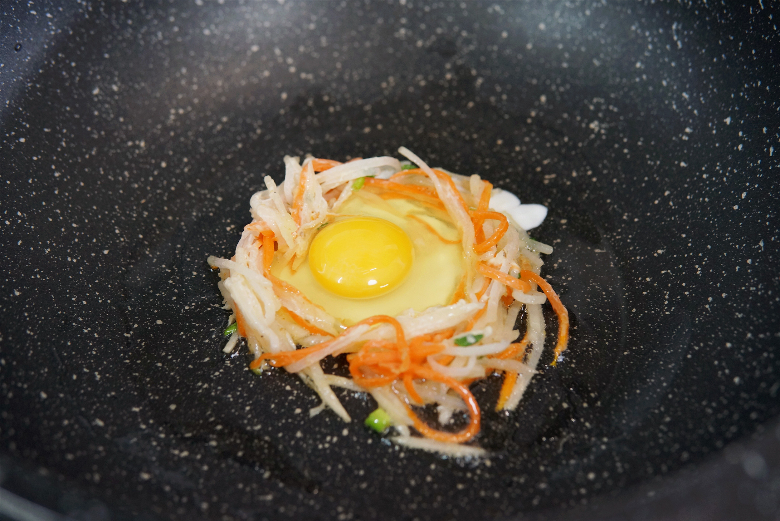 煎荷包蛋搭配什么好吃,煎荷包蛋正宗做法