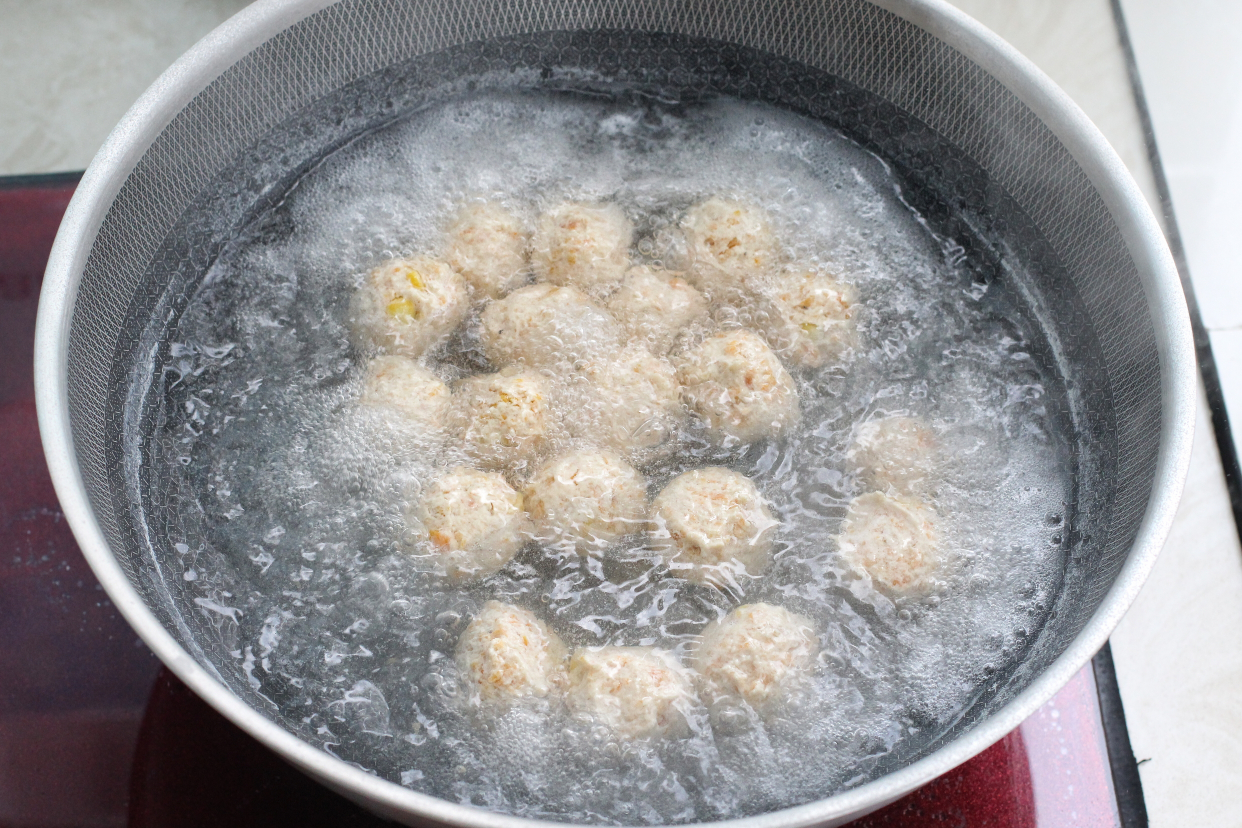 减脂鸡肉丸子怎么做才滑嫩,减脂鸡肉丸子汤做法