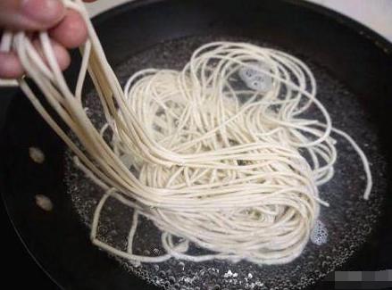 面条粘锅上洗不下来怎么办,煮面条不粘糊怎么办