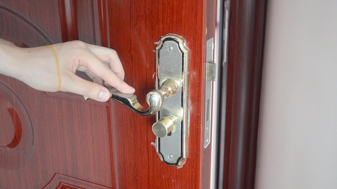 橡皮筋放在衣袖上太厉害了，现在知道为时还不晚，尽快叮嘱家里人