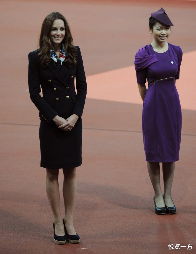 冬季围巾怎么搭配才保暖又时髦,凯特王妃系红色波点围巾