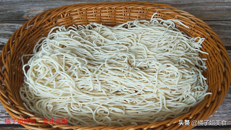 面条不加水怎么做才好吃,面条不炒菜怎样做好吃